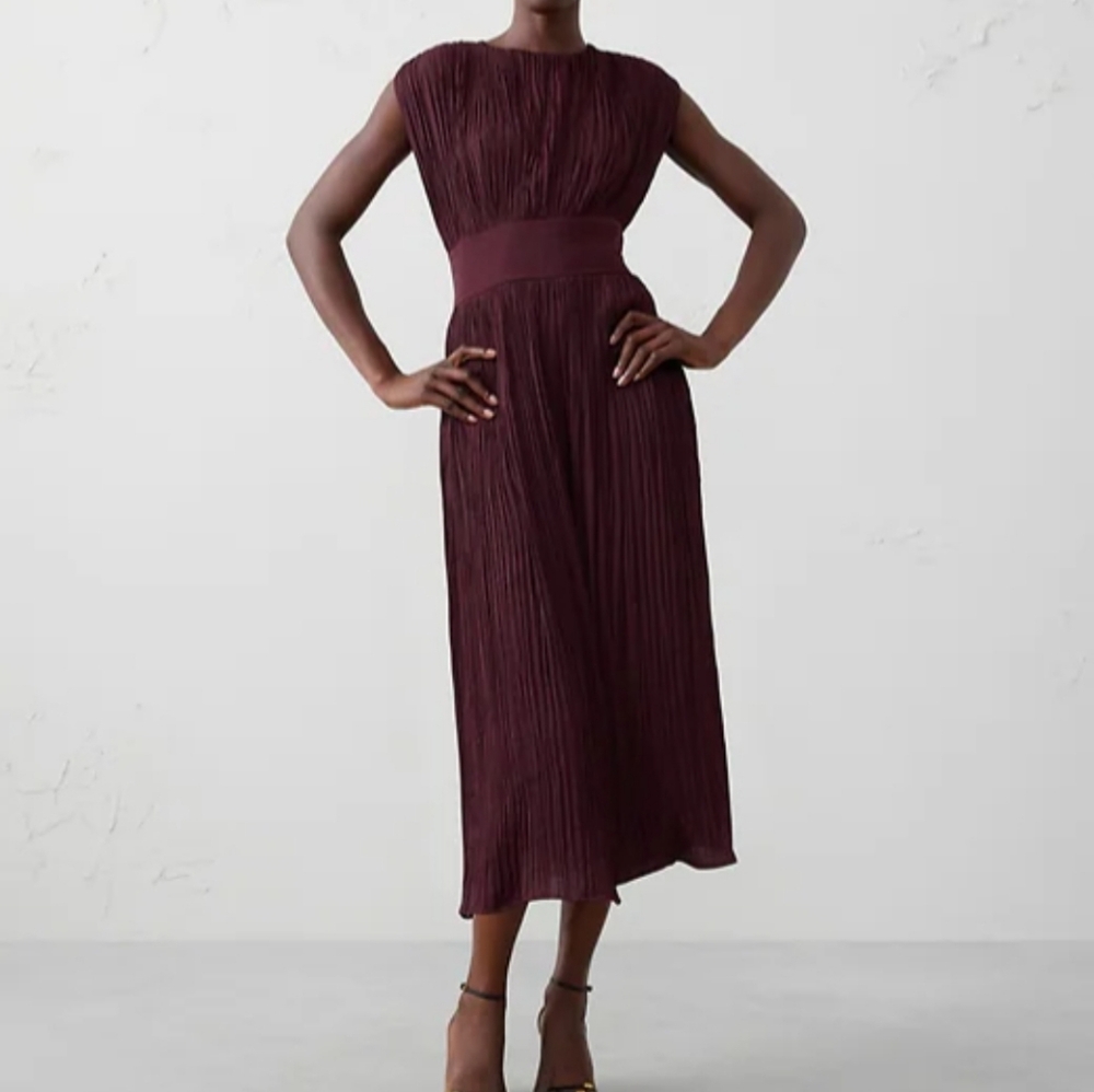Elegant Burgundy Pleated Midi Dress